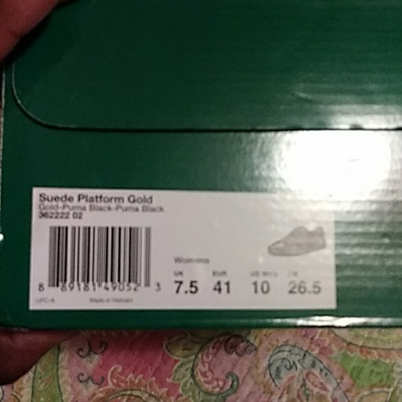 Black and Gold lifestyle tennis shoes - Picture 5 of 6